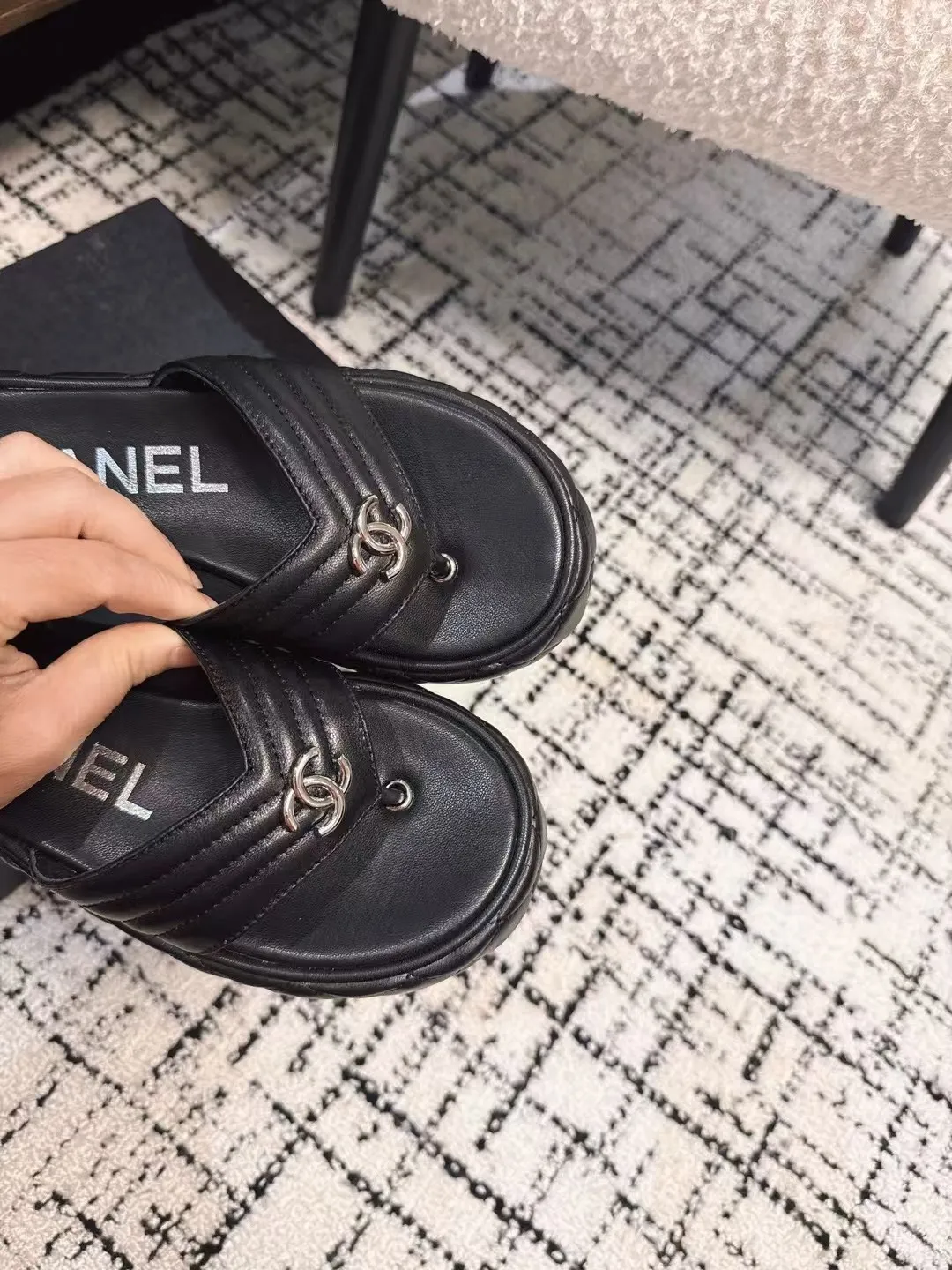 👟👟Ex-factory price 502👟👟 High version Chanel new color thick-soled slippers, easy to wear and versatile, must-have high-end tool shoes in summer, upper lambskin & customized denim, lining calfskin, original outsole Size: 35-39 (customized for 40, non-refundable)